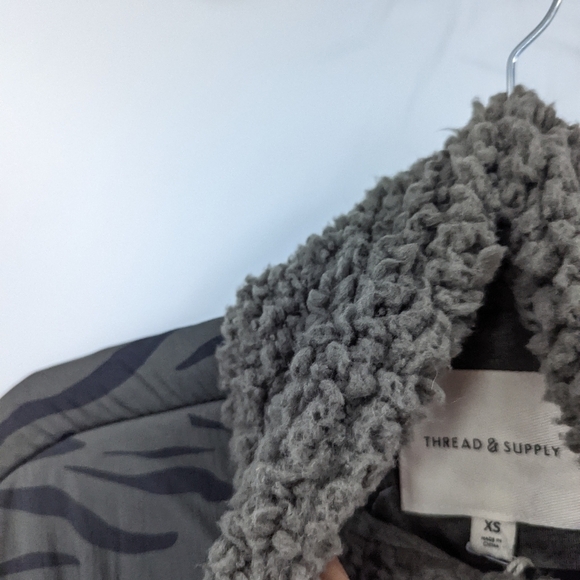 NWT THREAD & SUPPLY Sherpa Fuzzy Zip Up Jacket - Picture 3 of 7